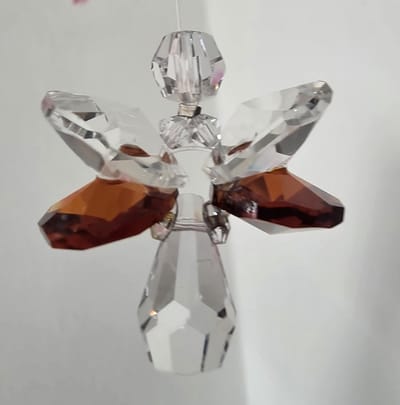 Geluksengel Amber Raamhanger, gemaakt met o.a. Swarovski Kristallen (32% volloodkristal) Suncatcher, Beschermengel, Engel, Engeltje, Kristal, Kerstengel, Kerst, Kerstdecoratie, Raamdecoratie, Cadeau, Hanger, Decoratie, Raamkristal, Kerst-pakket.