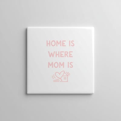 Hartverwarmende Quote Keramische Tegel “Home Is Where Mom Is” – Minimalistische Familie Wanddecoratie, Moederdag Cadeau, Woondecoratie Tegel 15 x 15 cm