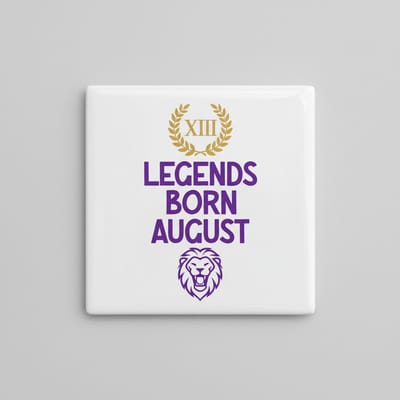 “Legends Are Born in August” Keramische Tegel met Leeuw Design – Verjaardagsquote Wanddecoratie Cadeau – 15 × 15 cm