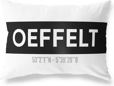 Tuinkussen OEFFELT - NOORD-BRABANT met coördinaten - Buitenkussen - Bootkussen - Weerbestendig - Jouw Plaats - Studio216 - Modern - Zwart-Wit - 50x30cm
