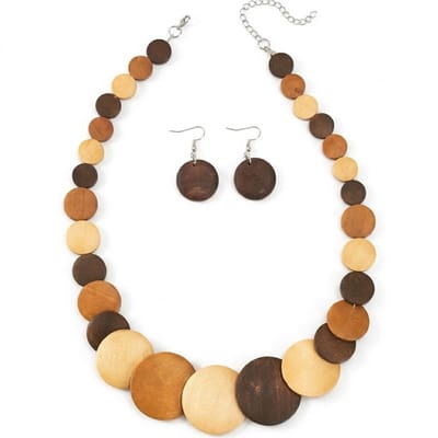 Bruin beige houten ketting dames statement ketting met ronde houten schijven bohemian stijl drie delige sieraden set inclusief oorhangers natuurlijke kleuren geometrisch ontwerp