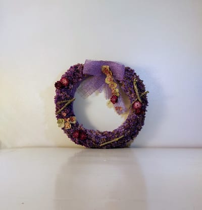 Charmante krans van paarse jutte met strik en hortensia diameter 38 cm