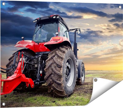 Gards Tuinposter Rode Tractor bij Zonsondergang - Trekker - 80x60 cm - Tuindoek - Tuindecoratie - Wanddecoratie buiten - Tuinschilderij