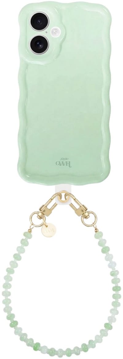 xoxo Wildhearts Glossy Wavy Case Sage Sorbet - Dusty Green (kort koord) - geschikt voor iPhone 17 - hoesje met telefoonkoord - afneembaar koord - Kralenketting - kort telefoonkoord - hoesje met golven - Groen
