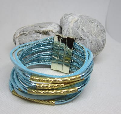 ZoeZo Design - Boho - Ibiza - armband - 10 laags - leer - kunststof - lichtblauw - blauw - goud - magneetsluiting - lengte 19 cm