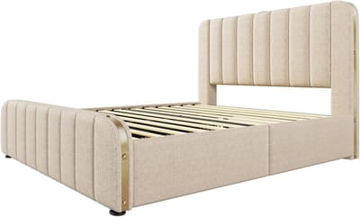 Gestoffeerd tweepersoonsbed met een gewatteerd hoofdeinde met gouden sierstrepen en USB Type-C-oplaadmogelijkheid. 160 x 200 cm, beige linnen stof, 4 lades, draagvermogen 200 kg (inclusief matras).
