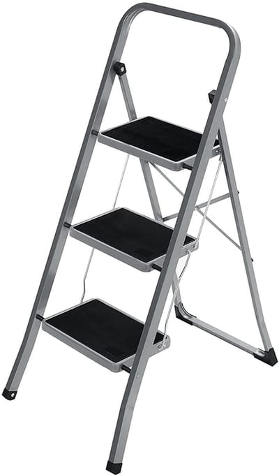 Opvouwbare trap driewegs trap met antislipmat Stevig en duurzaam metalen frame Maximale draagkracht 150 kg Opvouwbaar ontwerp bespaart ruimte en is gemakkelijk mee te nemen 46.5 x 4.5 x 117 cm Zilver