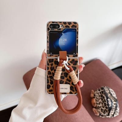 Telefoonhoes van leer met luipaardprint voor Samsung Galaxy Z Flip 6 5 4 3 Flip6 Flip5 Flip4 Flip3 5G Polsbandje Beschermhoes For Samsung Galaxy Z Flip6 black