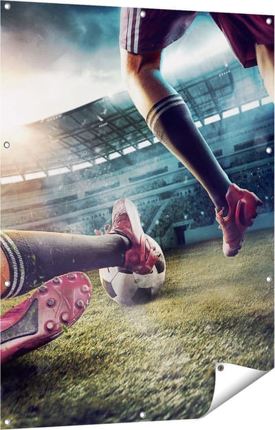 Gards Tuinposter Voetbal Sliding in het Stadion - 90x120 cm - Tuindoek - Tuindecoratie - Wanddecoratie buiten - Tuinschilderij