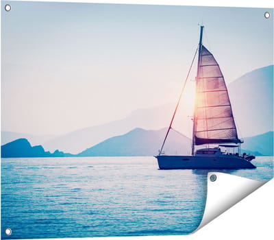 Gards Tuinposter Zeilboot bij Zonsondergang - 80x60 cm - Tuindoek - Tuindecoratie - Wanddecoratie buiten - Tuinschilderij