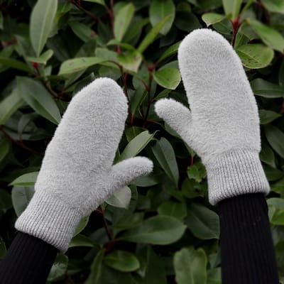 Grijze fluffy dameswanten - faux fur wanten voor dames met gebreid boord - lichtgrijs - herfst en winter - STUDIO Ivana