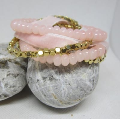 ZoeZo Design - Armband - 7 delig - kralen - stof- -kunststof - roze - wit - goud - elastisch - haaksluiting - lengte 20 cm