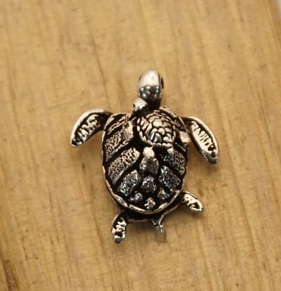 Sterling zilveren hanger schildpad met baby schildpad op rug - schildpad hanger 925 zilver - landschildpad hanger van zilver - zeeschildpad hanger voor aan ketting - leuke zilveren moerasschildpad - turtle pendant silver - repetielen hangers