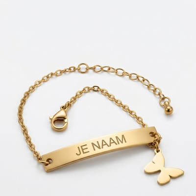 Armband met graveer, Armband met naam, Armband - gepersonaliseerd - goudkleurig - met vlinderbedel - verstelbaar, Armband met naamplaatje ,graveerarmband