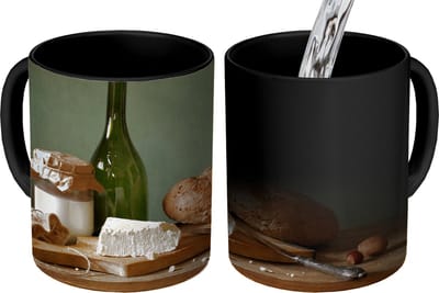 Magische Mok - Foto op Warmte Mokken - Koffiemok - Rustiek - Brie - Stilleven - Fles - Brood - Magic Mok - Beker - 350 ML - Theemok