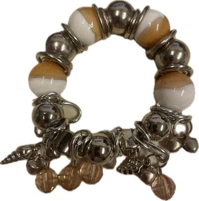 Armband met Bedeltjes - Handje/Sterretje/Schelp/belletjes - Glazen kraaltjes - Elastisch - Zilver/Oker- Ibiza/Boho Style - One size