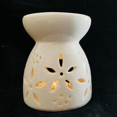 Oliebrander in wit keramiek met uitgesneden bloemen 9x7,5x7.5cm Aromabrander voor geurolie of wax smelt