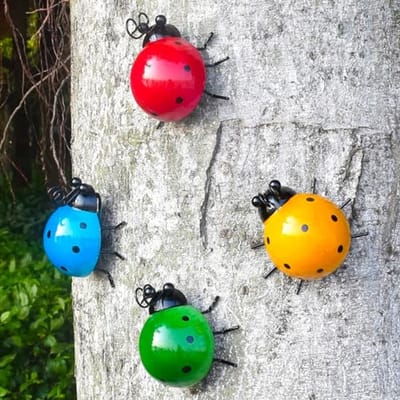 Kleurige metalen lieveheersbeestjes set voor tuin en balkon - 3D ornamenten set van 4