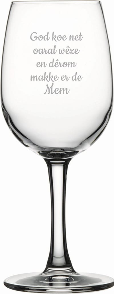 Witte wijnglas gegraveerd - 26cl - God koe net oaral wêze en dêrom makke er de Mem