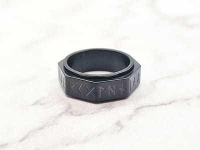 Mei's - Viking Rune Around - ring heren - runen - RVS zwart - ringmaat 55 mm
