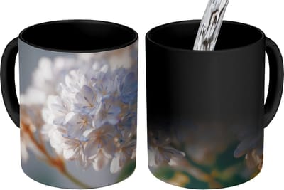 Magische Mok - Foto op Warmte Mokken - Koffiemok - Bloemen - Lichtblauw - Wazig - Trosje - Magic Mok - Beker - 350 ML - Theemok