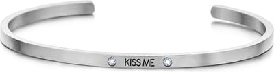 Key Moments 8KM-B00465 - Stalen open bangle met tekst - * kiss me * - zirkonia - one-size - zilverkleurig