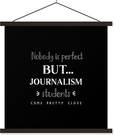 Posterhanger incl. Poster 60x60 cm - Schoolplaat - Quotes - Journalistiek - Studenten - Media - Textielposter - Zwarte latten