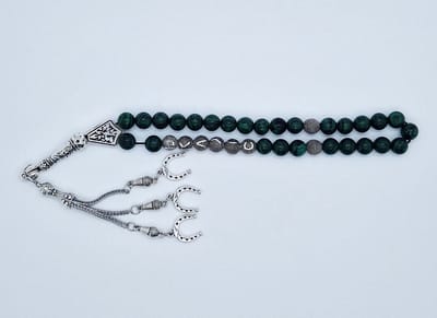 Handgemaakte naam tasbih 33 Kralen Natuursteen “Malachiet” - met metaal tassel “Hoefijzer"- Met je naam of de naam van uw geliefde- 8 mm diameter van de korrel