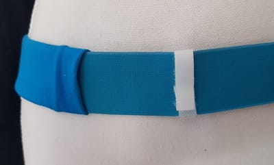 PD-band voor peritoneale dialyse (nierdialyse), maat XS, in turquoise huidvriendelijk (zacht) elastiek voor het opbergen van de katheter en het opbergen van het koppelstuk