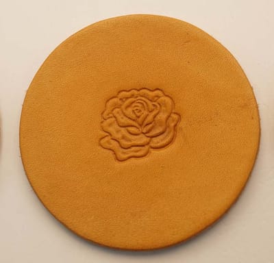 Beige onderzetters van leer afbeelding roos set van 6 stuks - lederen onderzetters rozen - leren onderzetter bloemen - beige onderzetters - 100% leren onderzetters - handgemaakte onderzetters - onderzetters bloemen beige - lieve onderzetters glazen