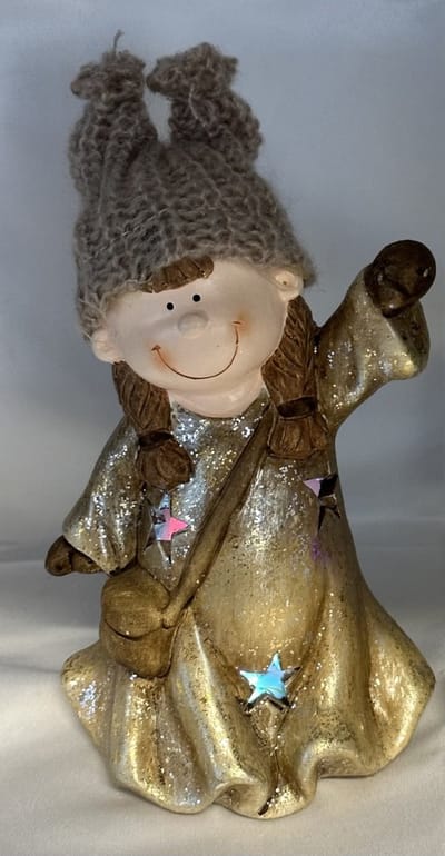 Kerstbeeldje Kerstmeisje met LED - met sterren - met colourchanging LED - goud & glitters - keramiek - hoogte 20x12x9 cm - Kerstdecoratie