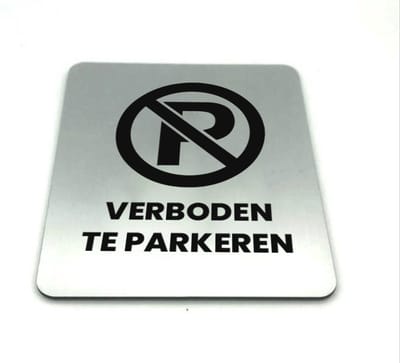 Deurbordje Verboden te parkeren - RVS-look met icoon - 12 x 10 cm - 1,6mm dikte - zelfklevend | Geborstelde RVS-look toplaag | Gratis Verzending | Incl. 3M-tape