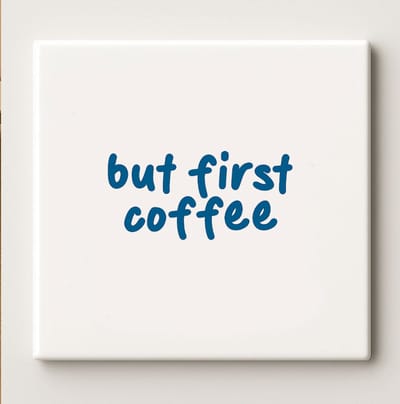 But First Coffee Keramische Tegel 15x15cm – Minimalistische Quote Muurdecoratie – Perfect Cadeau voor Koffieliefhebbers & Keukendecoratie