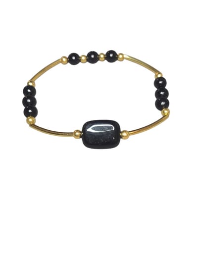 zwarte toermalijn armband met goudenkleurige spacers.