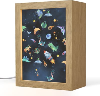 Nachtlampje 15x20 cm - Kinder lampje - Ruimte - Dino - Dinosaurus - Jongens - Tafellamp kinderkamer - Slaapkamer lamp - Bedlamp kinderen - Kinderlampje stopcontact - Wandlamp babykamer - Nachtlampjes