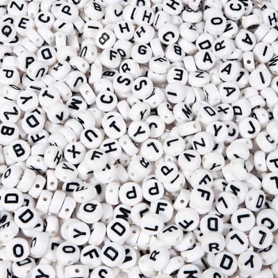 1000 stuks Alfabet Kralen van Acryl 7 mm A tot Z Rond Witte Kralen Zwart Woord met 2 Stijls Koord voor doe-het-zelf Maken Armbanden Kettingen Sieraden Maken