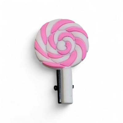 Een vrolijke fleurige haarclip. Tip: Deze clip kan ook gebruikt worden om losse papiertjes bij elkaar te houden of een klein zakje mee dicht te maken. Leuk om voor jezelf te kopen of om cadeau te geven.