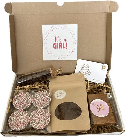 Baby It's a girl koffie brievenbus cadeau - fudge - chocolade mokkaboontjes - chocolade