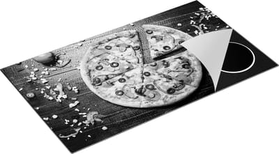Chefcare Inductie Beschermer Pepperoni Pizza op Houten Planken - Zwart Wit - 90x50 cm - Afdekplaat Inductie - Kookplaat Beschermer - Inductie Mat