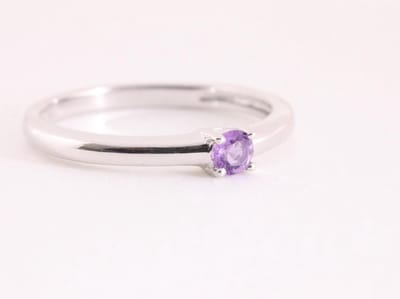 Fijne hoogglans zilveren ring met amethist - maat 16.5