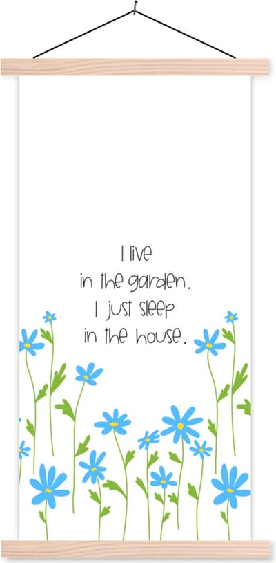 Posterhanger incl. Poster 60x120 cm - Schoolplaat - Quotes - I live in the garden I just sleep in the house - Spreuken - Textielposter - Blanke latten