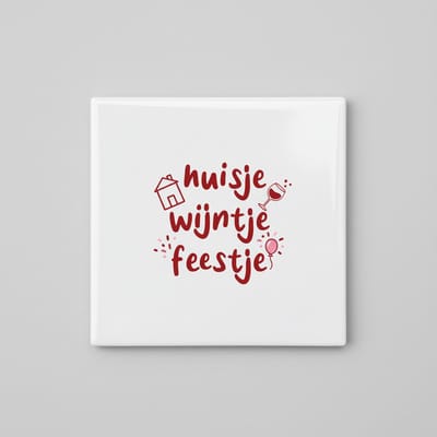 Huisje Wijntje Feestje Tegel – Grappige Quote Wanddecoratie – Keramische Tegel 15 x 15 cm