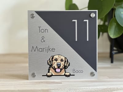 Naambordje / huisnummer met hond | Zelf samen stellen | 20x20cm | rvs-look | RVS afstandhouders