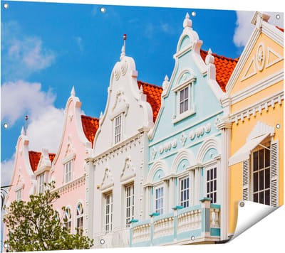Gards Tuinposter Aruba Kleurrijke Huisjes - Nederlandse Antillen - 120x90 cm - Tuindoek - Tuindecoratie - Wanddecoratie buiten - Tuinschilderij