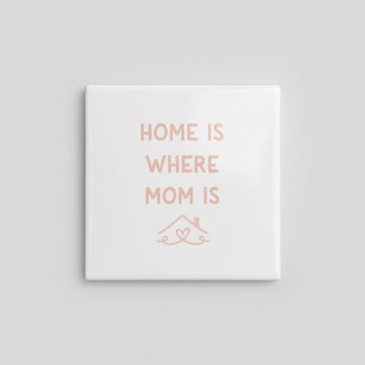Hartverwarmende Familie Quote Keramische Tegel “Home Is Where Mom Is” – Zachte Minimalistische Wanddecoratie, Moederdag Cadeau Tegel 15 x 15 cm