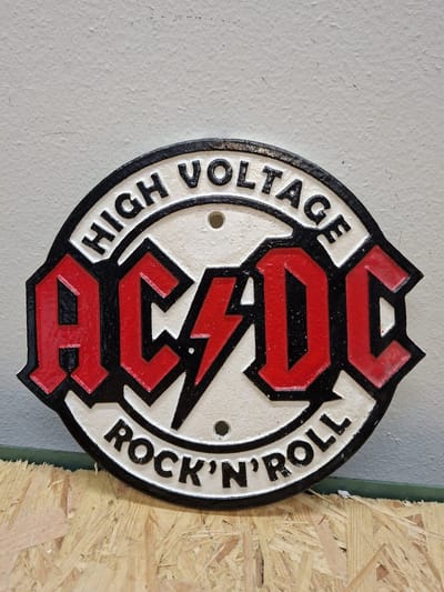 Gietijzeren wandbord AC/DC High Voltage Rock & Roll - 20.5x18x0.6cm - Mancave - Garage - Werkplaats - Tuin - Huis - Funproducts.nl