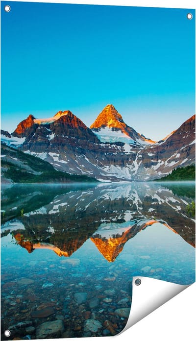 Gards Tuinposter Berg Assiniboine bij het Meer in Canada - 60x90 cm - Tuindoek - Tuindecoratie - Wanddecoratie buiten - Tuinschilderij