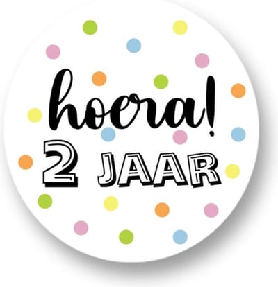 20x Cadeausticker Hoera 2 jaar! - Traktatiesticker Hoera - Wensetiket 2 jaar - rond 40mm - Sluitsticker - 20 stuks cadeausticker - sticker 2e verjaardag - Kinder traktatie - Traktatie basisschool - Uitdelen - Jarig - Trakteren -Hoera-Uitdeeltraktatie