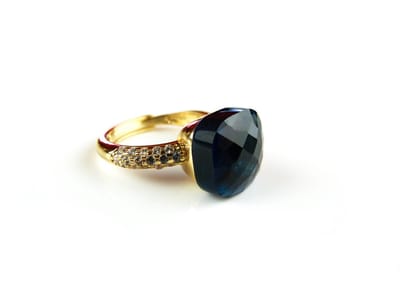Ring in zilver geelgoud verguld model Pomellato met donkerblauwe steen en cubic zirconia