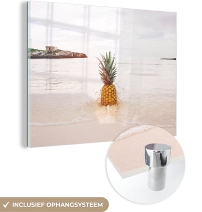 MuchoWow® Glasschilderij 160x120 cm - Schilderij acrylglas - Zomer - Ananas - Zand - Strand - Foto op glas - Schilderijen